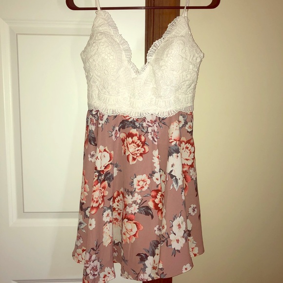 Lace and flower dress with gold hardware✨🌸🌺🌼 - Picture 1 of 6